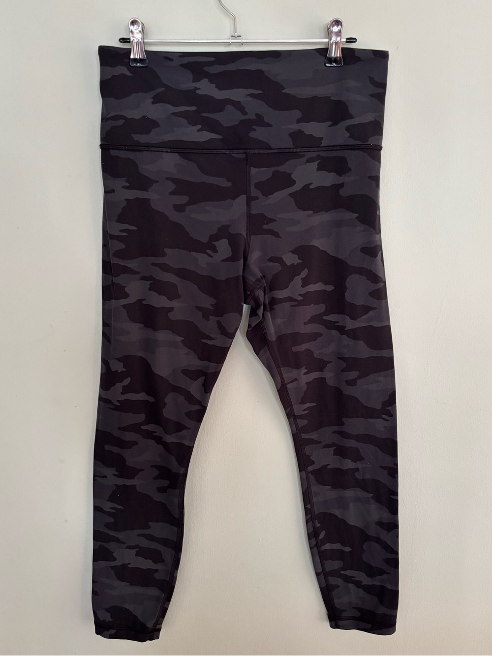 Athleta “Elation Camo 7/8 Tight” leggings - Grey and Black Camo Size Medium